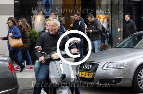 Amsterdam 11 april 2015
Caroline Tensen met man Ernst Jan Smids op vespa scooter