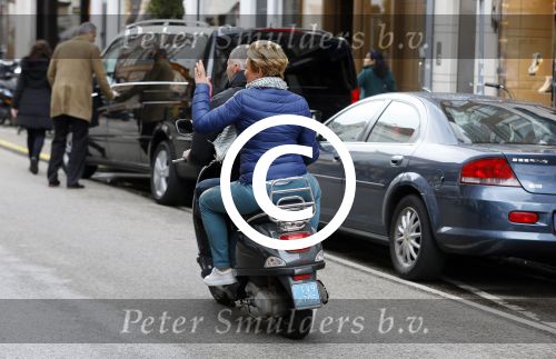 Amsterdam 11 april 2015
Caroline Tensen met man Ernst Jan Smids op vespa scooter