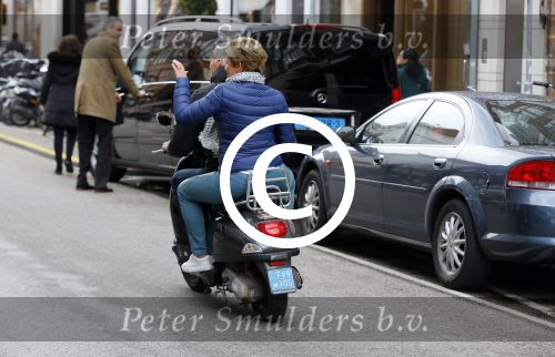 Amsterdam 11 april 2015
Caroline Tensen met man Ernst Jan Smids op vespa scooter
