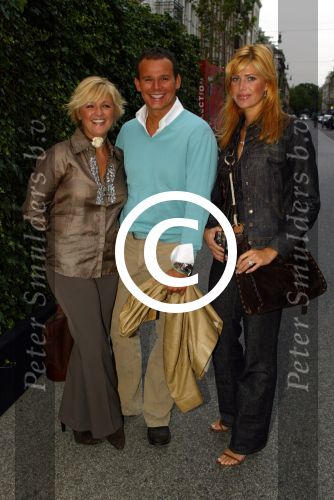 Amsterdam 11 september 2002

Opening Tods winkel op PC hooftstraat

Estelle Gullit  Carolien Tensen en Leco v Zadelhof


Peter Smulders bv