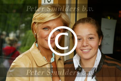 Laren 21 mei 2003

borden beschilderen voor het goede doel in het restaurant rene froger
carolien tensen met dochter lotte

Peter Smulders bv