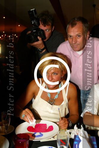 Laren 21 mei 2003

borden beschilderen voor het goede doel in het restaurant van Rene Froger
carolien tensen met frank wisse en lotte

Peter Smulders bv