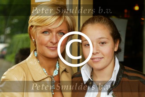 Laren 21 mei 2003

borden beschilderen voor het goede doel in het restaurant rene froger
carolien tensen met dochter lotte

Peter Smulders bv