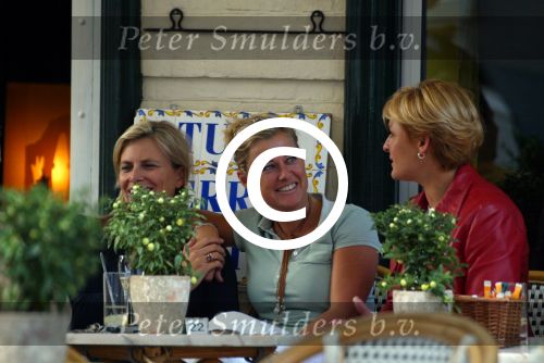 Amsterdam 4 september 2003
 
Caroline Tensen en Peter Gallas  kussend op  pc hooftstraat   
 

peter Smulders bv 
 
 

Peter Smulders bv
