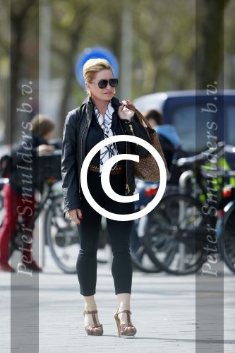 Amsterdam 13 april 2015  
Connie Breukhoven en vriend Eugene v Dun eten ijsje bij pisa