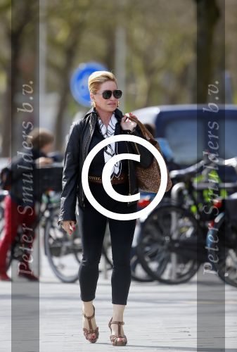 Amsterdam 13 april 2015  
Connie Breukhoven en vriend Eugene v Dun eten ijsje bij pisa