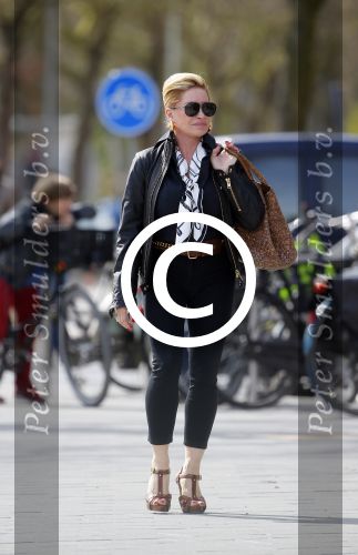 Amsterdam 13 april 2015  
Connie Breukhoven en vriend Eugene v Dun eten ijsje bij pisa