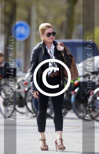 Amsterdam 13 april 2015  
Connie Breukhoven en vriend Eugene v Dun eten ijsje bij pisa
