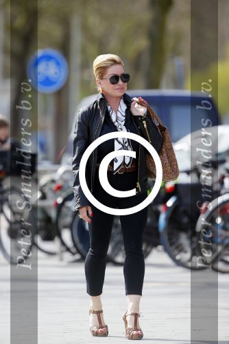 Amsterdam 13 april 2015  
Connie Breukhoven en vriend Eugene v Dun eten ijsje bij pisa