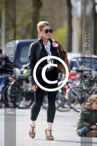 Amsterdam 13 april 2015  
Connie Breukhoven en vriend Eugene v Dun eten ijsje bij pisa