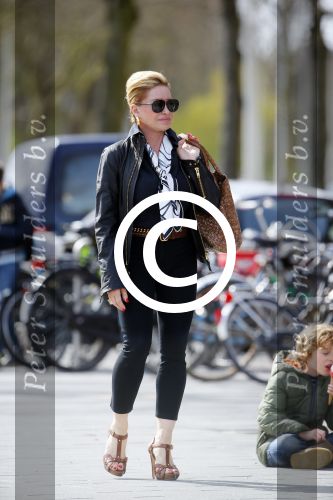 Amsterdam 13 april 2015  
Connie Breukhoven en vriend Eugene v Dun eten ijsje bij pisa