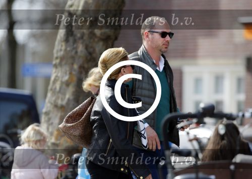 Amsterdam 13 april 2015  
Connie Breukhoven en vriend Eugene v Dun eten ijsje bij pisa