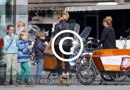 Amsterdam 13 april 2015  
Connie Breukhoven en vriend Eugene v Dun eten ijsje bij pisa