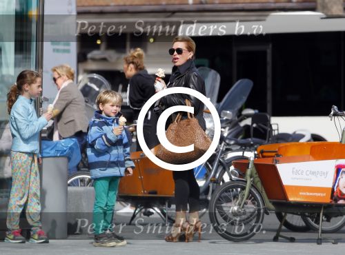 Amsterdam 13 april 2015  
Connie Breukhoven en vriend Eugene v Dun eten ijsje bij pisa