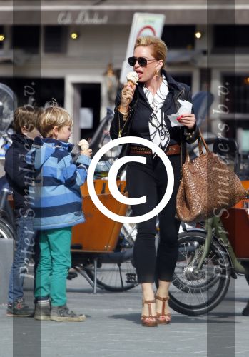 Amsterdam 13 april 2015  
Connie Breukhoven en vriend Eugene v Dun eten ijsje bij pisa