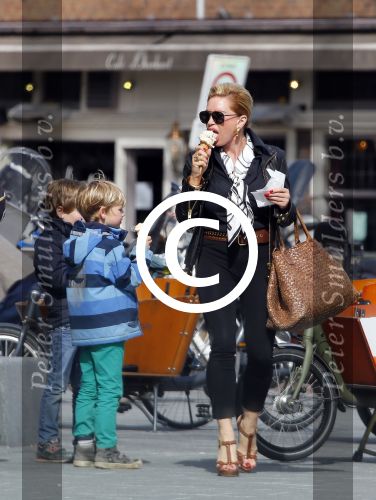 Amsterdam 13 april 2015  
Connie Breukhoven en vriend Eugene v Dun eten ijsje bij pisa