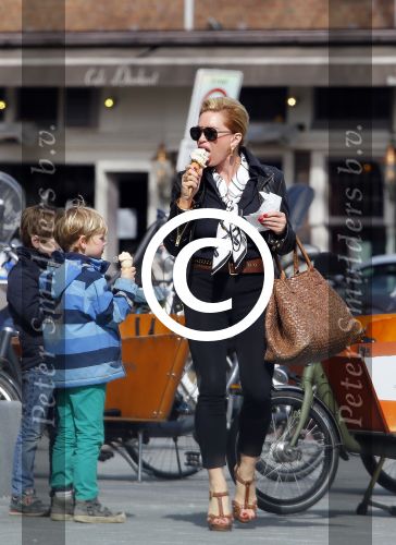 Amsterdam 13 april 2015  
Connie Breukhoven en vriend Eugene v Dun eten ijsje bij pisa