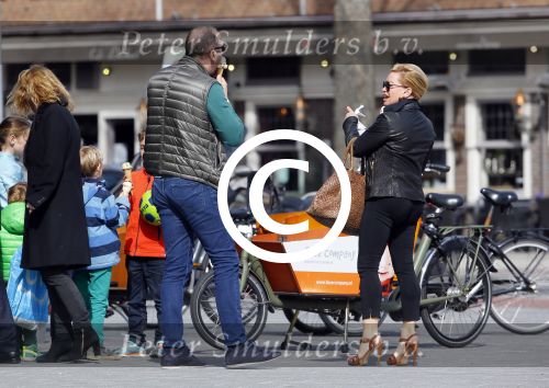 Amsterdam 13 april 2015  
Connie Breukhoven en vriend Eugene v Dun eten ijsje bij pisa