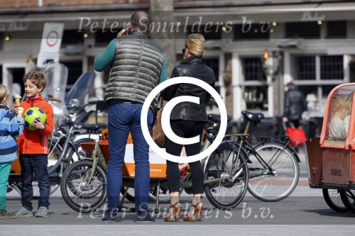 Amsterdam 13 april 2015  
Connie Breukhoven en vriend Eugene v Dun eten ijsje bij pisa