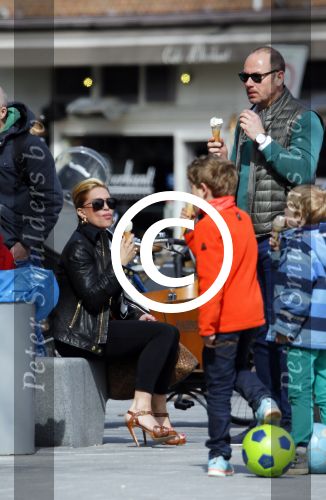 Amsterdam 13 april 2015  
Connie Breukhoven en vriend Eugene v Dun eten ijsje bij pisa