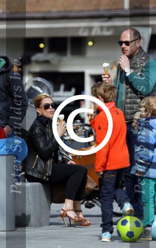 Amsterdam 13 april 2015  
Connie Breukhoven en vriend Eugene v Dun eten ijsje bij pisa