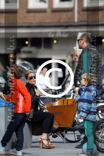 Amsterdam 13 april 2015  
Connie Breukhoven en vriend Eugene v Dun eten ijsje bij pisa