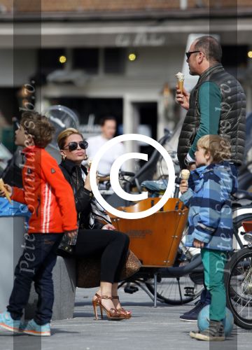 Amsterdam 13 april 2015  
Connie Breukhoven en vriend Eugene v Dun eten ijsje bij pisa