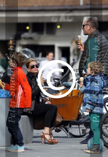 Amsterdam 13 april 2015  
Connie Breukhoven en vriend Eugene v Dun eten ijsje bij pisa