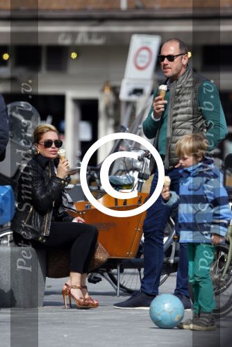 Amsterdam 13 april 2015  
Connie Breukhoven en vriend Eugene v Dun eten ijsje bij pisa