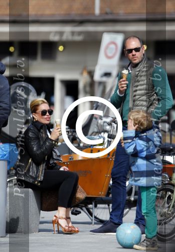 Amsterdam 13 april 2015  
Connie Breukhoven en vriend Eugene v Dun eten ijsje bij pisa