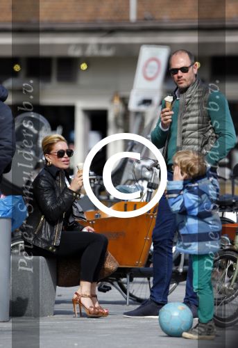 Amsterdam 13 april 2015  
Connie Breukhoven en vriend Eugene v Dun eten ijsje bij pisa