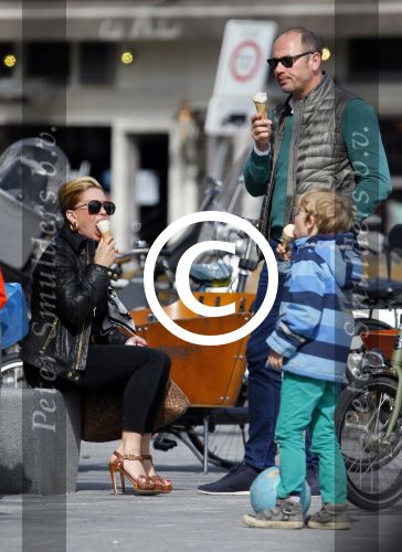 Amsterdam 13 april 2015  
Connie Breukhoven en vriend Eugene v Dun eten ijsje bij pisa