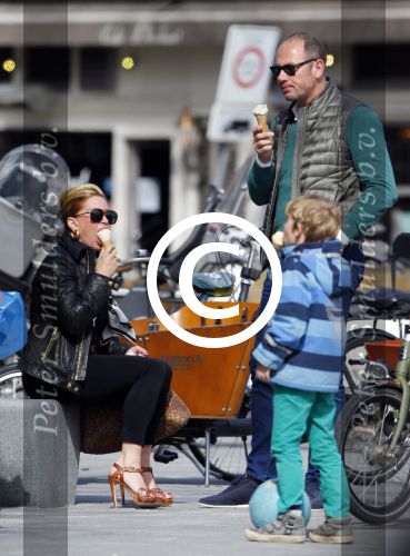 Amsterdam 13 april 2015  
Connie Breukhoven en vriend Eugene v Dun eten ijsje bij pisa