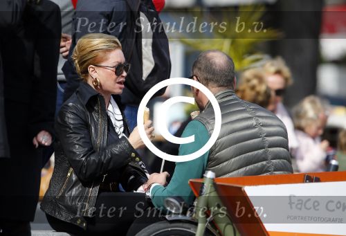 Amsterdam 13 april 2015  
Connie Breukhoven en vriend Eugene v Dun eten ijsje bij pisa