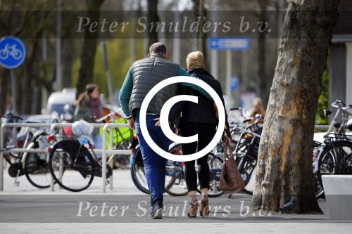 Amsterdam 13 april 2015  
Connie Breukhoven en vriend Eugene v Dun eten ijsje bij pisa
