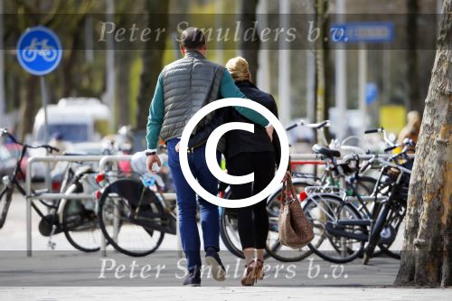 Amsterdam 13 april 2015  
Connie Breukhoven en vriend Eugene v Dun eten ijsje bij pisa