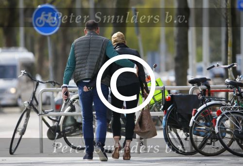 Amsterdam 13 april 2015  
Connie Breukhoven en vriend Eugene v Dun eten ijsje bij pisa