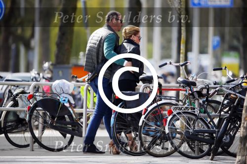Amsterdam 13 april 2015  
Connie Breukhoven en vriend Eugene v Dun eten ijsje bij pisa