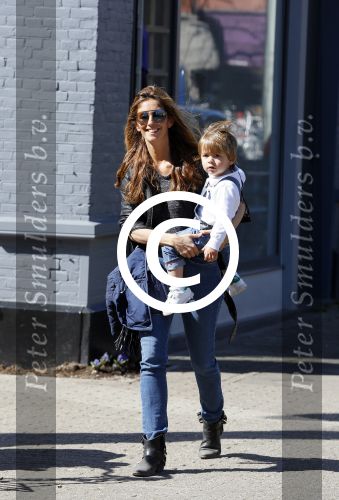 Amsterdam 14 april 2015  
Danie Bles met zoon op de cornelis schuytstraat