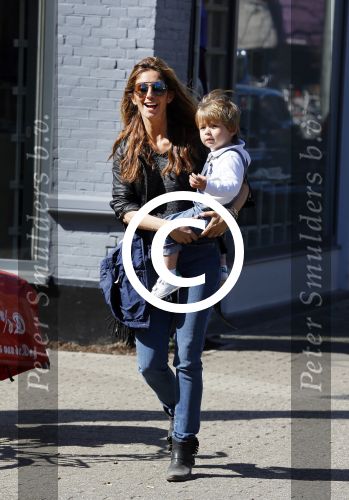 Amsterdam 14 april 2015  
Danie Bles met zoon op de cornelis schuytstraat