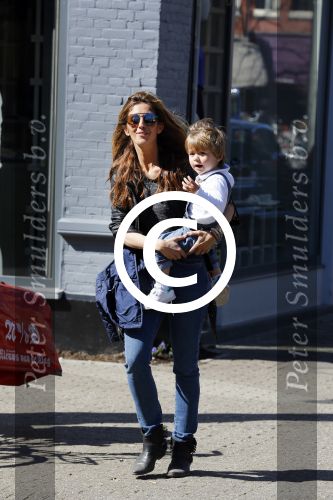 Amsterdam 14 april 2015  
Danie Bles met zoon op de cornelis schuytstraat