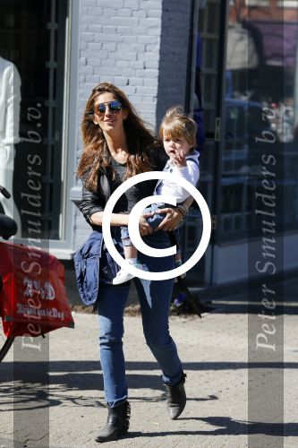 Amsterdam 14 april 2015  
Danie Bles met zoon op de cornelis schuytstraat