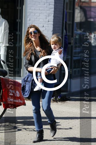 Amsterdam 14 april 2015  
Danie Bles met zoon op de cornelis schuytstraat