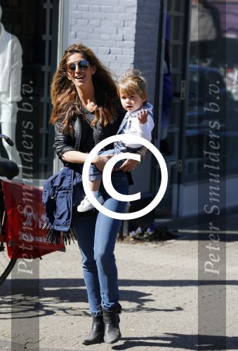 Amsterdam 14 april 2015  
Danie Bles met zoon op de cornelis schuytstraat