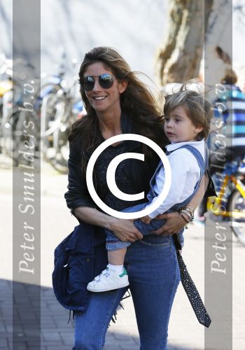 Amsterdam 14 april 2015  
Danie Bles met zoon op de cornelis schuytstraat