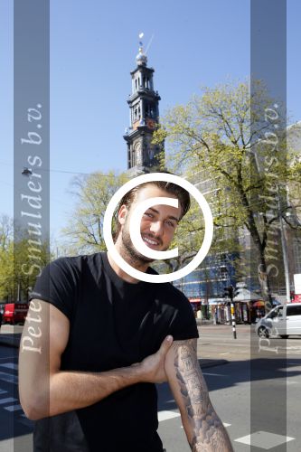 Amsterdam 15 april 2015
Dave en Dries Roelvink metselen een steen met daarop hun naam in de Westertoren. Dave heeft een tatoo van de westertoren op zijn arm staan.