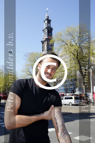 Amsterdam 15 april 2015
Dave en Dries Roelvink metselen een steen met daarop hun naam in de Westertoren. Dave heeft een tatoo van de westertoren op zijn arm staan.