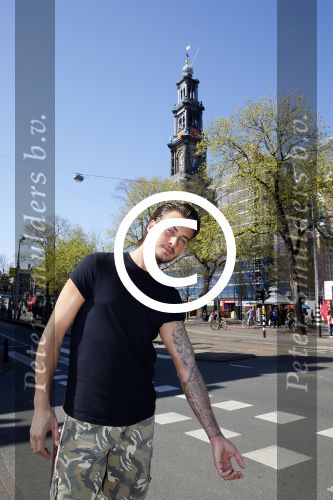Amsterdam 15 april 2015
Dave en Dries Roelvink metselen een steen met daarop hun naam in de Westertoren. Dave heeft een tatoo van de westertoren op zijn arm staan.