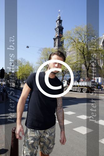 Amsterdam 15 april 2015
Dave en Dries Roelvink metselen een steen met daarop hun naam in de Westertoren. Dave heeft een tatoo van de westertoren op zijn arm staan.