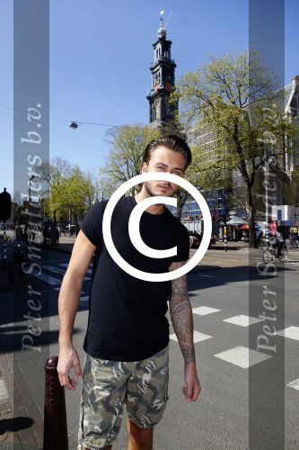 Amsterdam 15 april 2015
Dave en Dries Roelvink metselen een steen met daarop hun naam in de Westertoren. Dave heeft een tatoo van de westertoren op zijn arm staan.